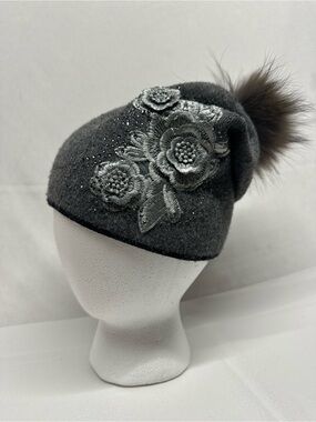 NWOT Grey wool/cashmere blend SzOS silver floral embroidery pompom beanie hat